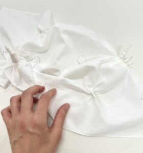 絞りのワークショップ　柄を縫って絞って巻き上げる