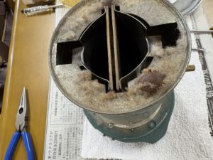 鏝の釜の中にカメムシがいました！