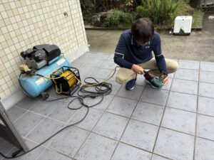 コンプレッサーで残った埃を吹き飛ばします