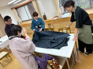 大島紬　アンサンブル用の生地から女物長着を仕立てた残り