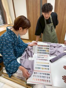 八掛の色見本帳