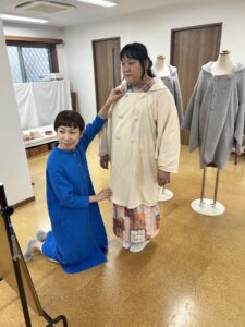 ウールの被布衿コート シーチング地仮縫い試着