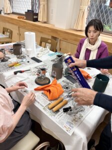 コテの釜の中　油溶性の汚れを落とす