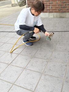 コンプレッサーで残ったホコリを吹き飛ばす
